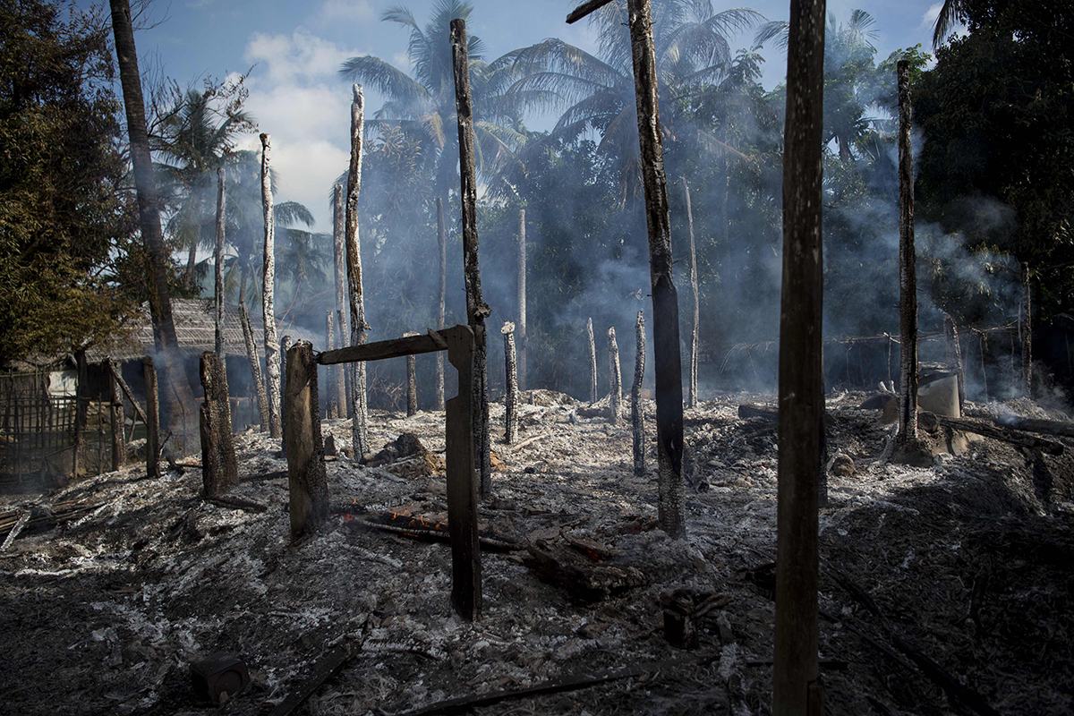 14 Ekim 2016'da Rakhine Eyaletinde bulunan bir Müslüman köyünde yanan evlerin enkazı.